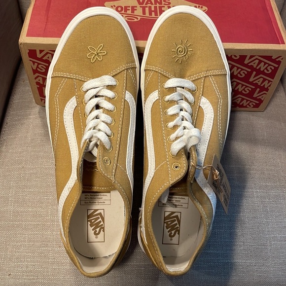 Vans Old Skool Shoes - Picture 2 of 6